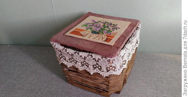 Приляпать подходящую вышивку и кружавчики - вот вам и корзина для рукоделия