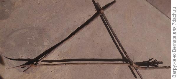 Три подходящих палки связала джутовым шпагатом