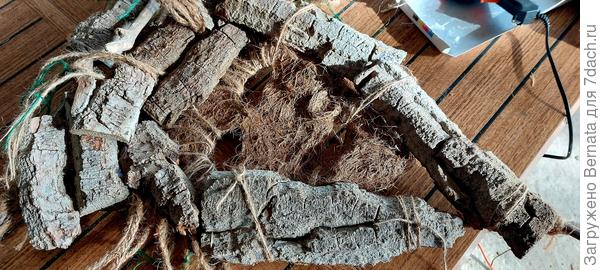 Для надёжности ещё и привязала, потом все эти места замаскировала мелкими щепками и косичками
