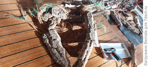 Куски коры большие и довольно тяжёлые для склеивания на весу