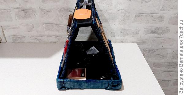 С двух сторон поверхность стендов, а в шалашике - коробка с необходимым