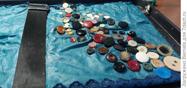 Сюда пошли те пуговицы, которые ничего из себя внешне не представляют. Красивые оставлю для красивого:) А эти все равно буду закрашивать