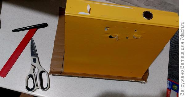 Вырезаем и склеиваем коробку, которая будет внутри папки. Либо находим подходящую по размеру