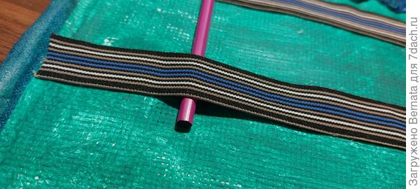 Оставляя непроклеенными расстояния для инструментов