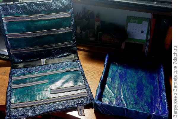 Пропитанная клейстером и покрытая красками ткань приобретает текстуру клеенки