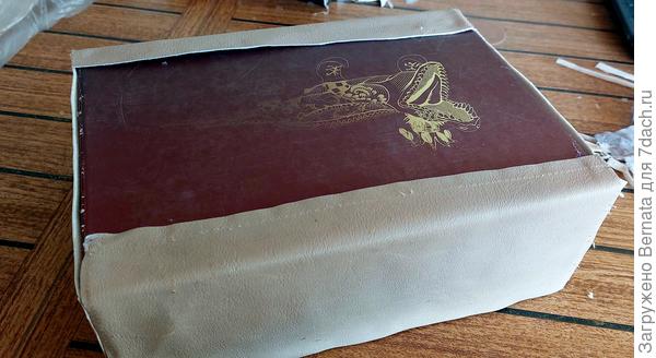 Делаем нахлёст на дно коробки