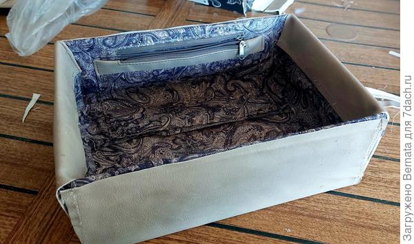 Вырезаем прямоугольники из передней части сумки, которая обычно менее затёртая