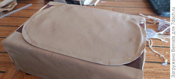 Дно от сумки приклеиваем на дно коробки