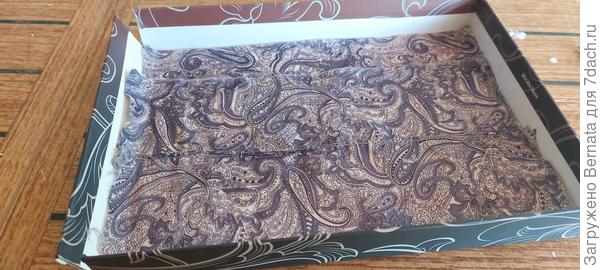 Отрезки от подкладки вклеиваем во внутреннюю часть крышки