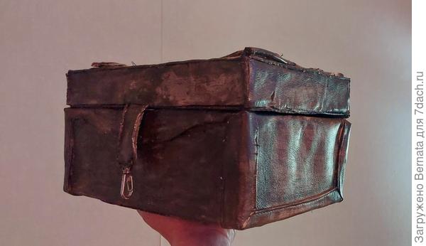 Похож на старый кожаный чемодан:))))