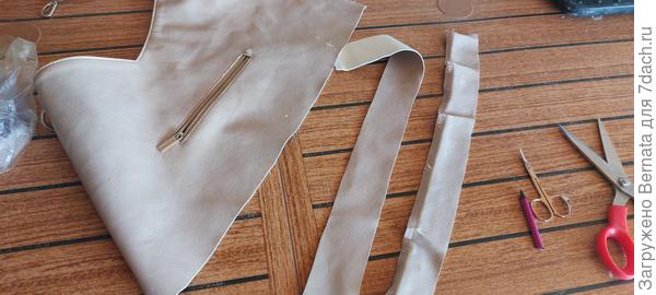 От задней части сумки отрезаем две полоски для оклеивания бортиков крышки