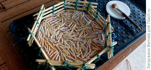 Покрыла доску акриловым лаком, сверху посыпала этими обрезками, подравнивая пальцем, чтоб не лежали друг на дружке. В пустые места подложила кусочки дополнительно