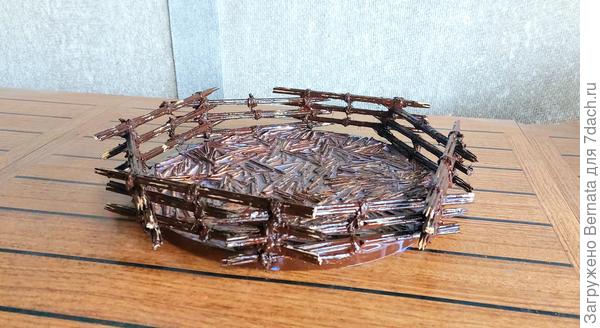 Красила не дожидаясь, пока высохнет лак