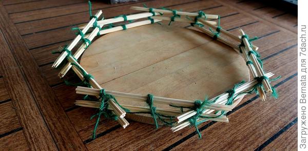 Третий ряд. Сначала хотела оставить концы шпагат... Потом обрезала. Потом пожалела, что обрезала коротко:) Можно было оставить махровость