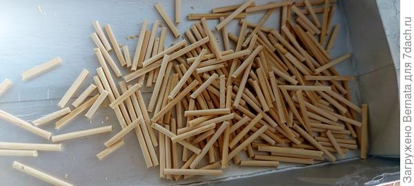 Из шампуров нарезала секатором вермишель длиной от 0,5 до 2 см