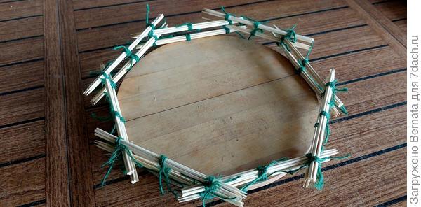 Второй ряд. Концы ниток не обрезала на случай, если вдруг развяжется, но убирала их на лицевую сторону