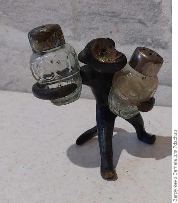 Эту солонку/перечницу "выцыганила" у второй свекрови, которая у меня была с 2003 по .. с сыном её живу до сих пор, но свекровь умерла в 2013