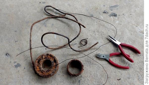 Попалась под лопату проволока, остальное уже лежало в ведре и ждало своего часа:)