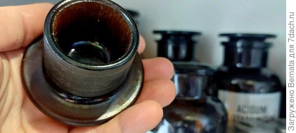 Из толстенного стекла