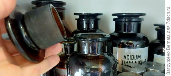 На флаконах вот такие притертые крышки