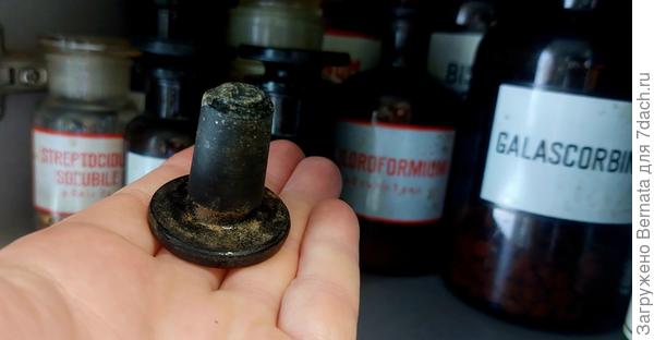 А на флаконах поменьше, как для хранения молотого перца, крышки тоже стеклянные, но монолитные