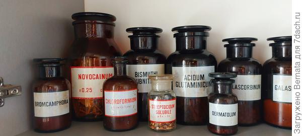 В тех, что поменьше - лавровый лист, розмарин или кардамон... А в тех, что ещё меньше - перец, хмели-сунели и так далее...