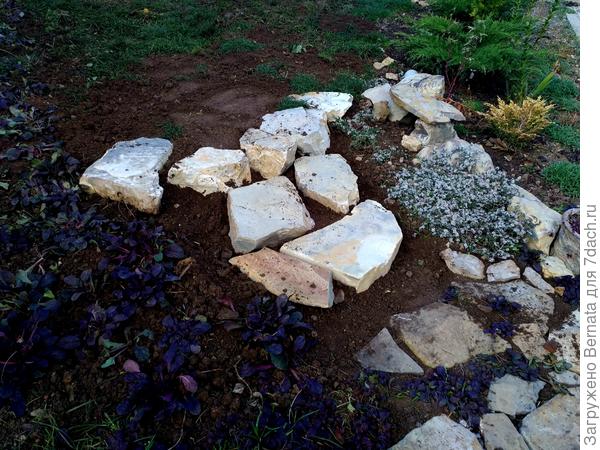 Фото камней до того, как я их вкопала нет, но форма у них была почти кубическая
