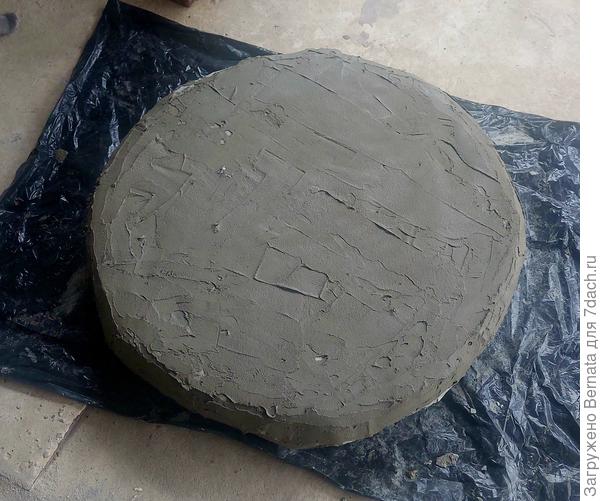 Залила дно, натянув его из сетки и заармировав кусками сетки и проволоки