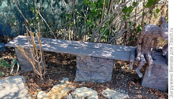 Третья лавочка- ножки из оштукатуренных блоков, сиденье из досок после снятия опалубки