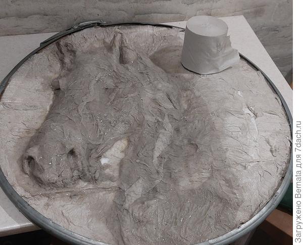 Продолжаем формировать лошадь из туалетной бумаги