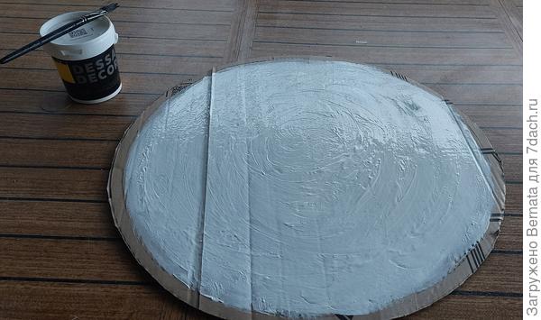 Картон я покрасила белой краской, но это не обязательно, если на картоне нет отвлекающих надписей