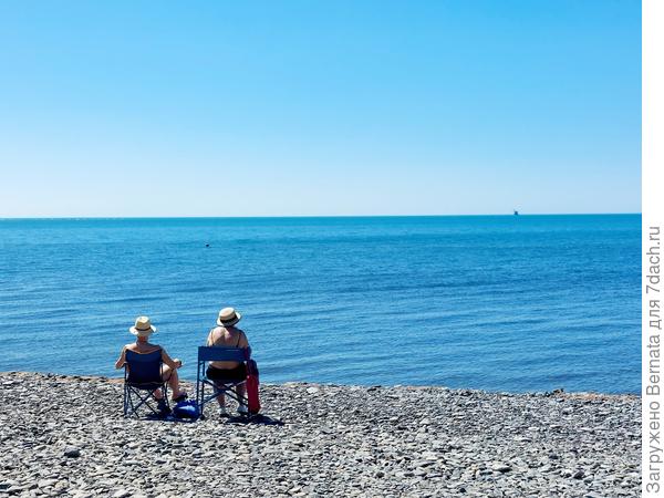 Либо просто наслаждались морским воздухом