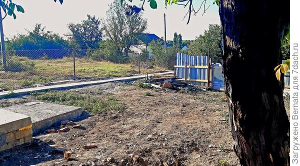А такой вид был , если смотреть на участок от ореха