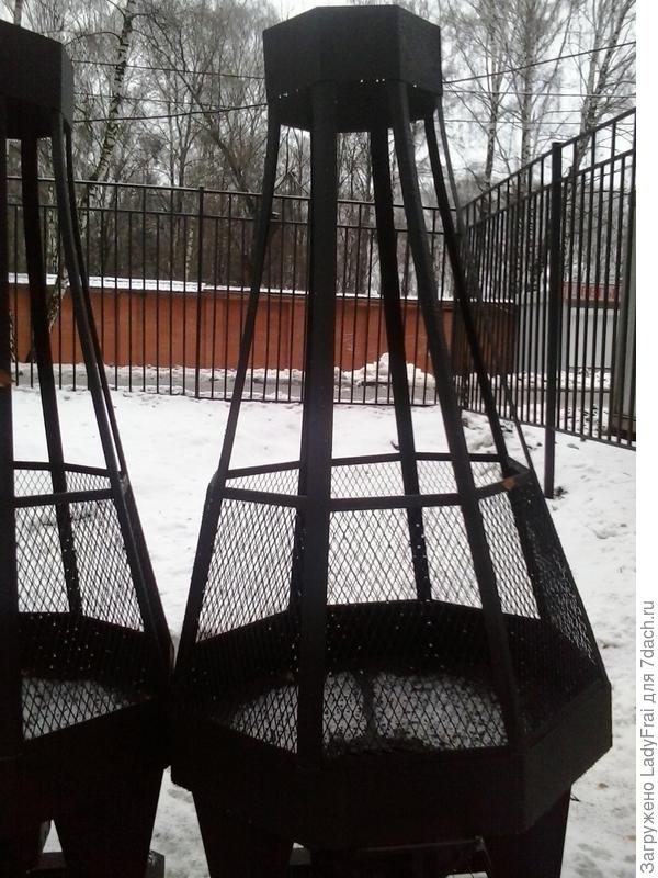 Данную чудесную конструкцию видела в нашем парке.Моя мечта! Сжигать можно и длинномеры, внизу выдвигающийся зольник, вся конструкция на колесах - мобильная! Сетка - защита от "стреляющих" угольков!