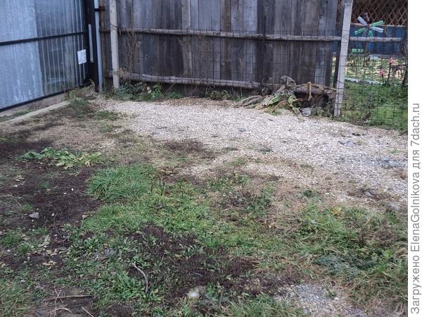 теперь во дворе при желании размещаются три авто