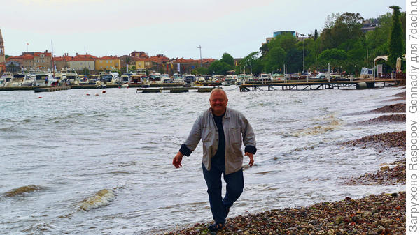 На пустом пляже в Будве