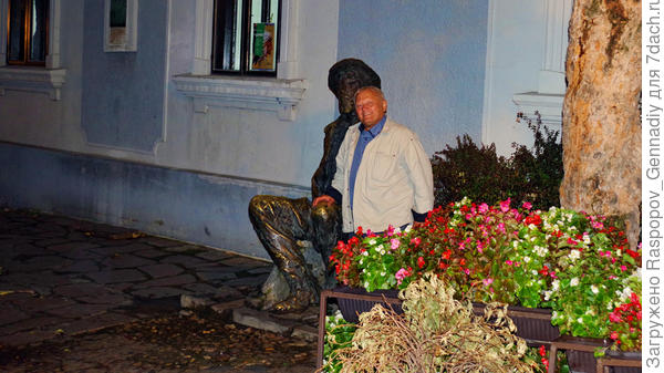 Везде цветы и скульптуры