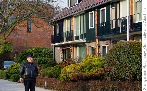 Домик, где я жил, еще март но все зеленое