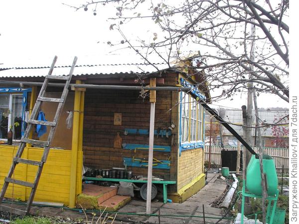 Бак для сбора дождевой воды. Поднят на высоту примерно 1 метр.