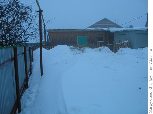 Вот очистил перед гаражом, какая гора поглучилась