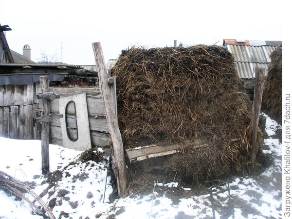 Вот они две навозные площадки, не очень красивые, но практичные в работе..