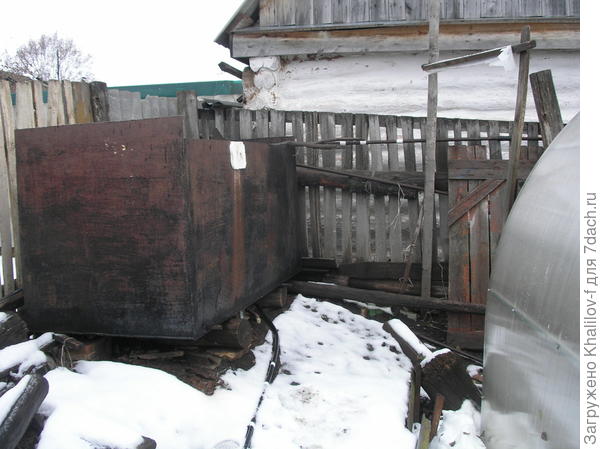 Зачем бревна поливают водой