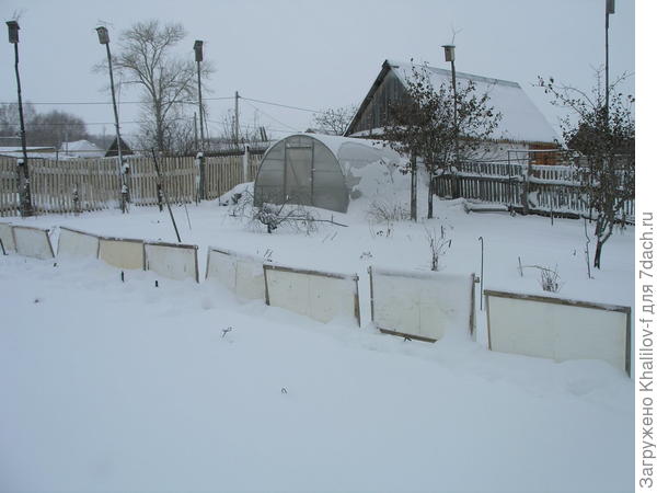 Лучше вот так на шестах. (Попутно так я задерживаю снег в саду).)