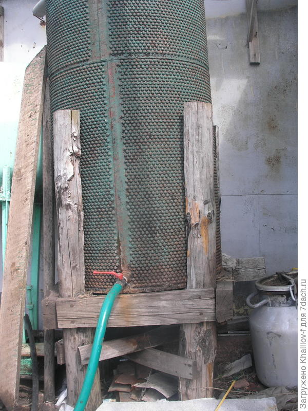 Вот так ввёрнут сливной кран.