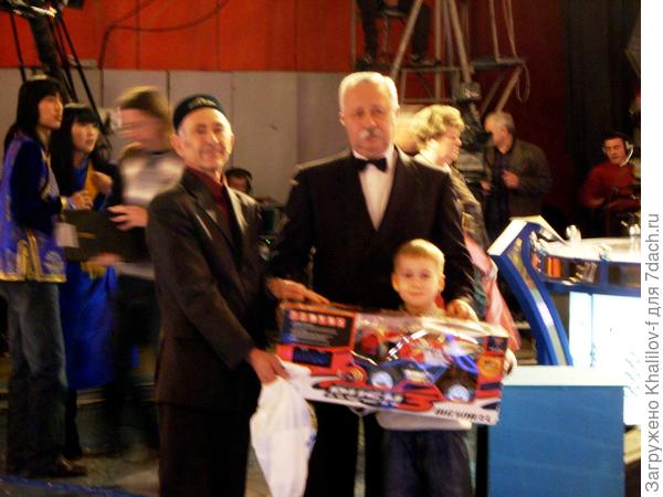 Дед из с. Зелёная роща со внуком Артёмом на "Поле чудес". Фото на память.