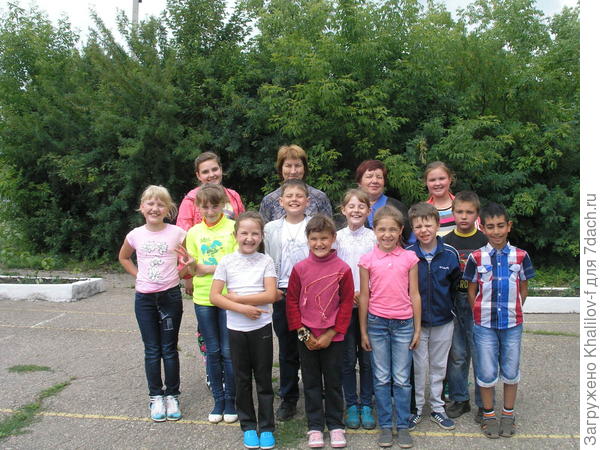 Первый ряд, справа третья в розовой кофте (?) моя внучка Наиля.