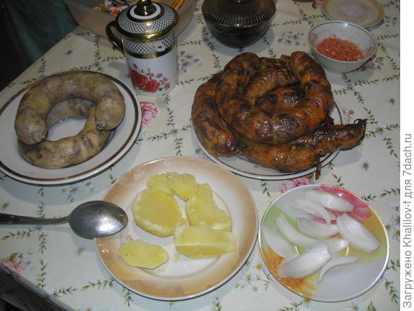 Домашняя колбаса варёная (слева), из духовки (справа).