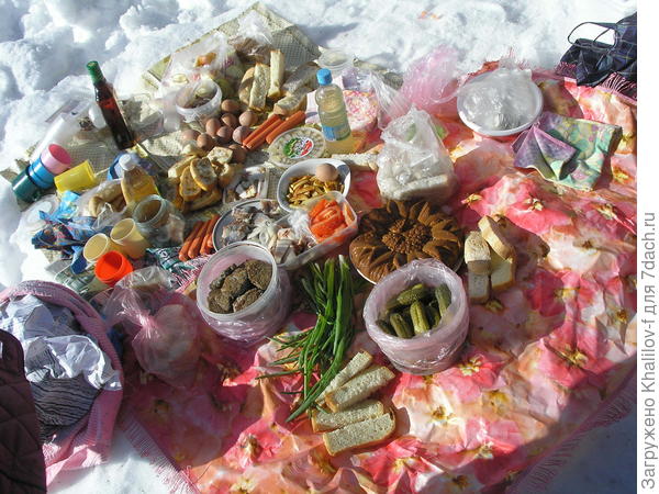 Вот это наш стол, прямо на немного приподнятом снегу