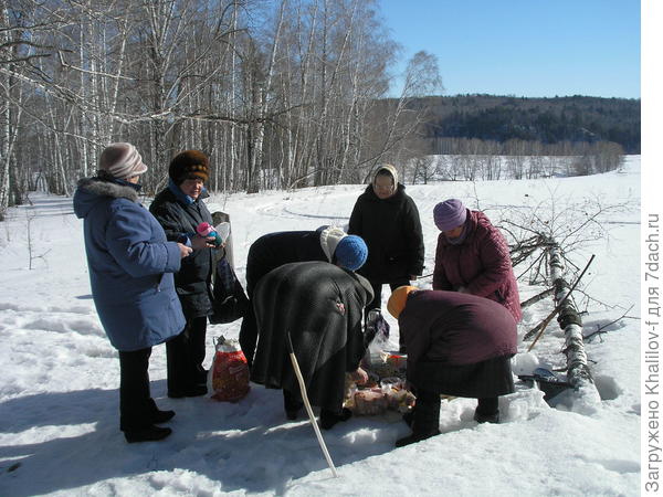 Вот это стол готовят.