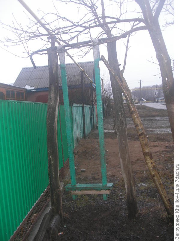 Простые качели детям от 3 лет до 17. И песок рядом. И тень летом от рябины.